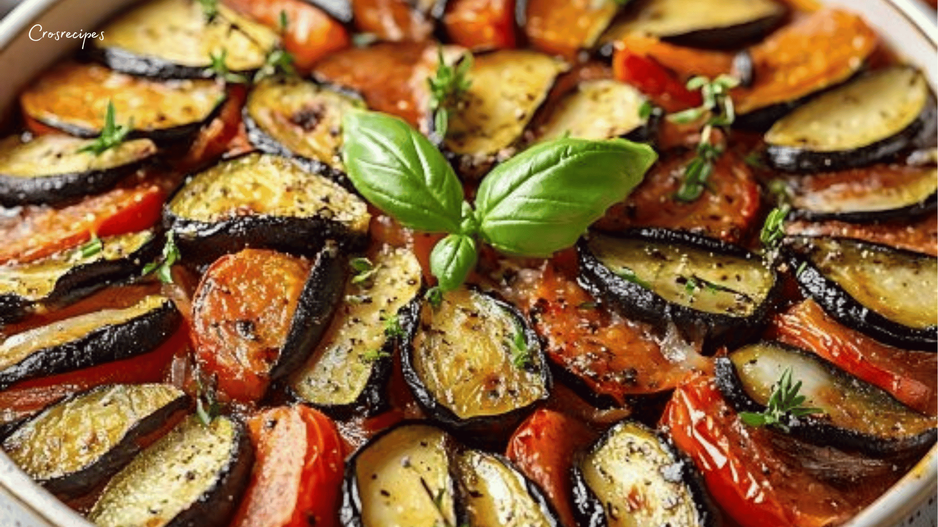 Plat de ratatouille provençale au four avec légumes grillés.