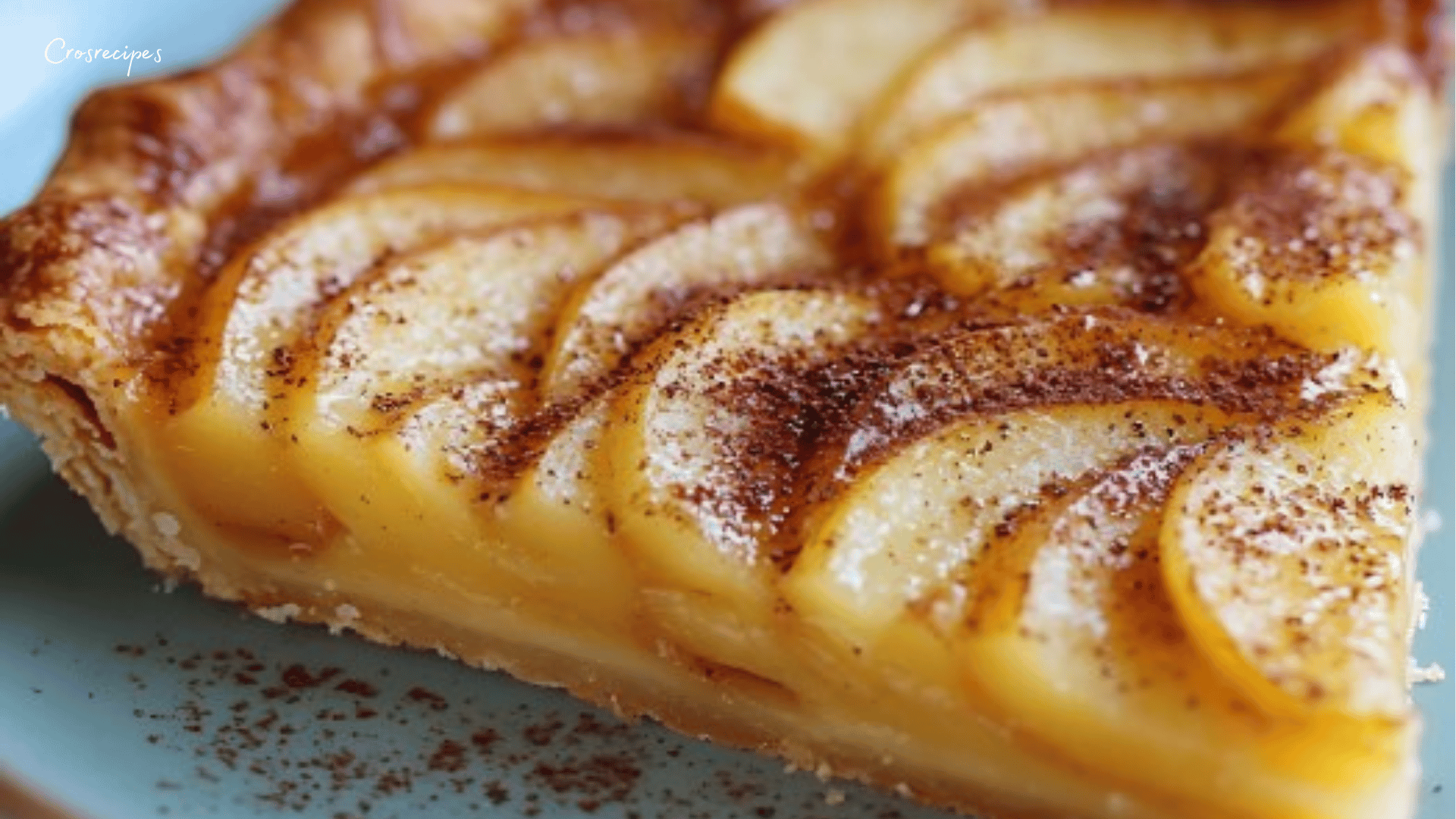 Tarte aux pommes dorée et croustillante avec tranches fines en rosace.