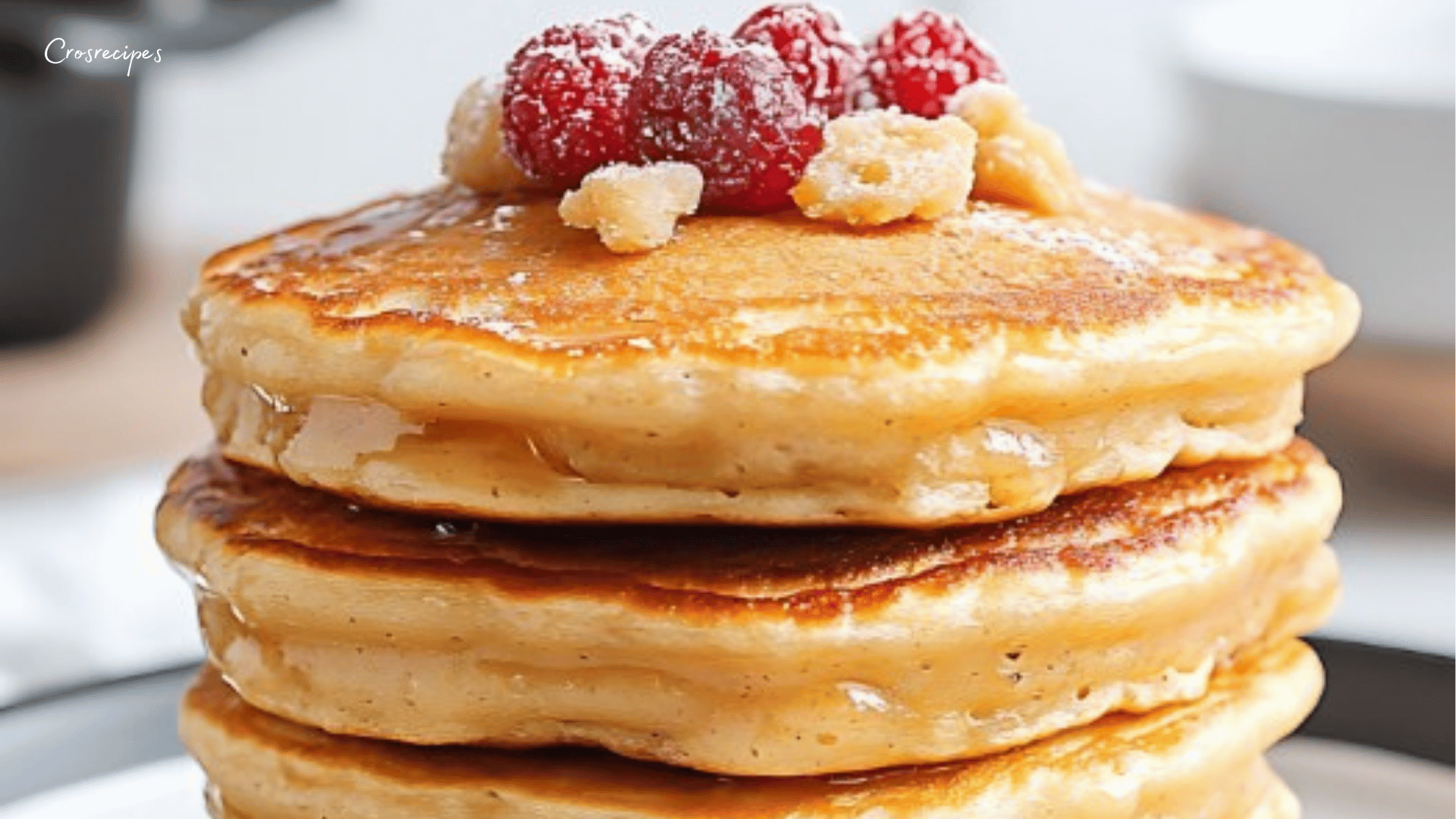 Pancakes moelleux sans sucre servis avec des fruits frais.