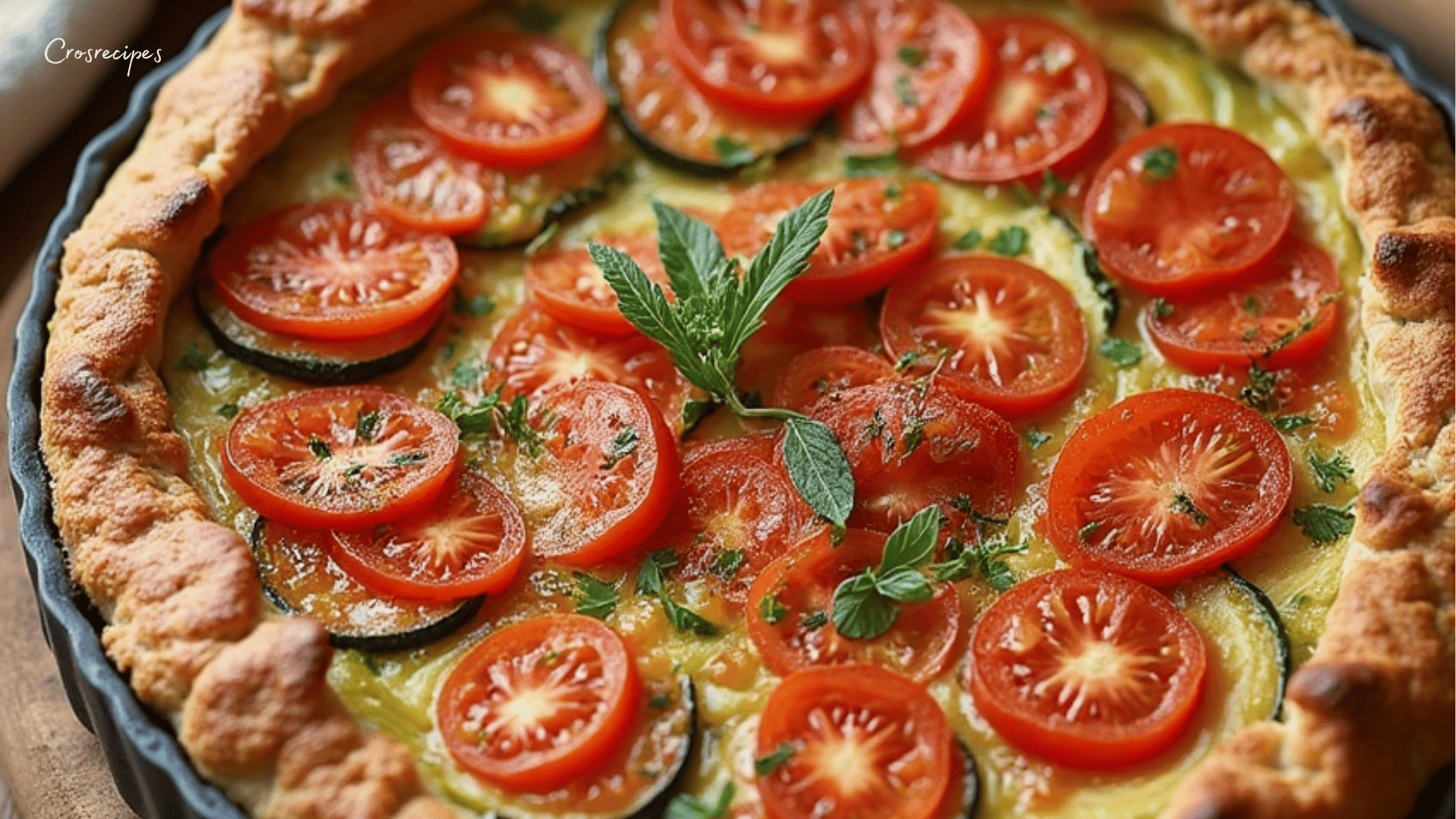 Tarte aux légumes facile, dorée et garnie de légumes frais.