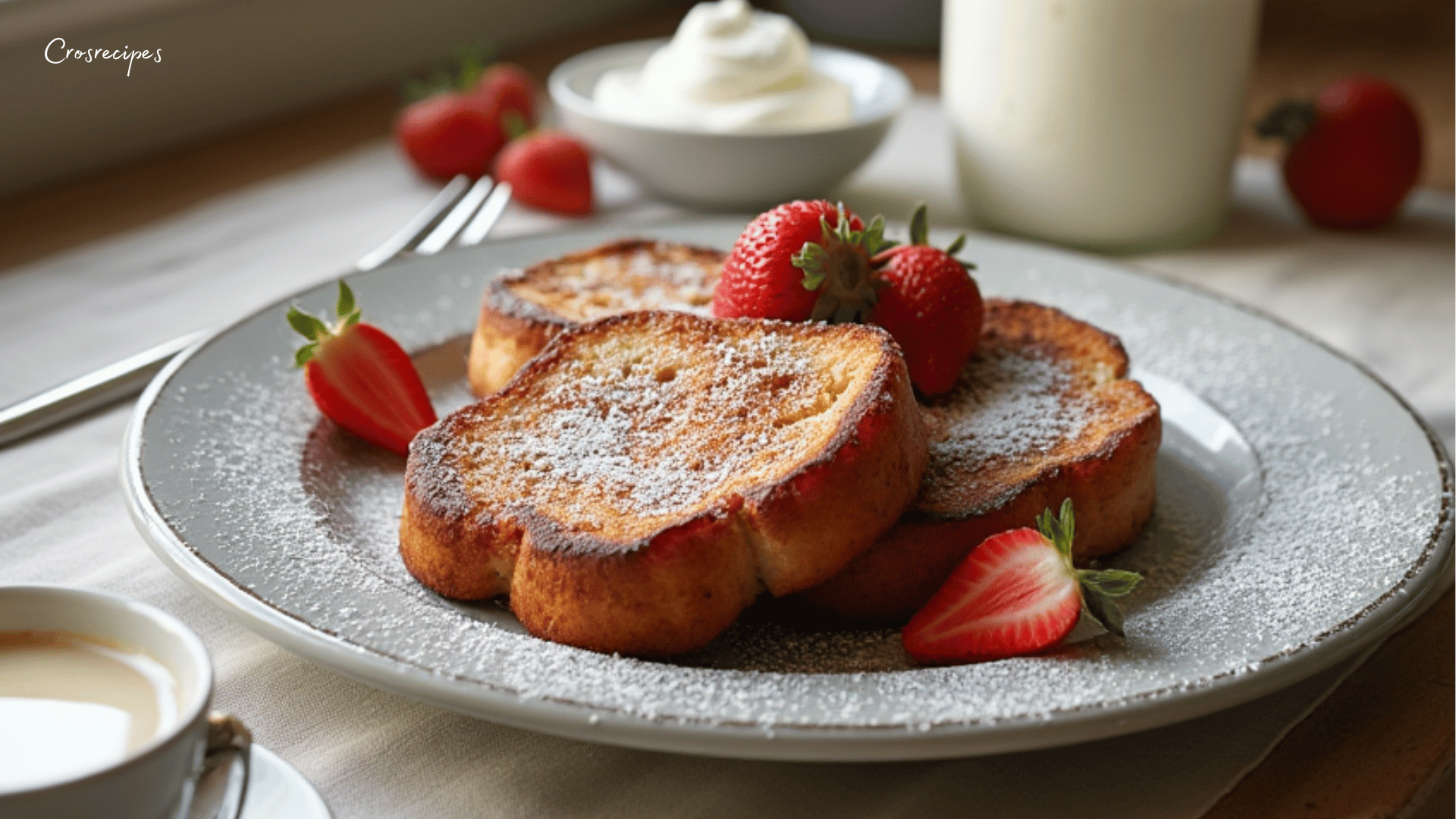 Pain perdu de ma grand-mère doré et servi avec fruits et sirop.