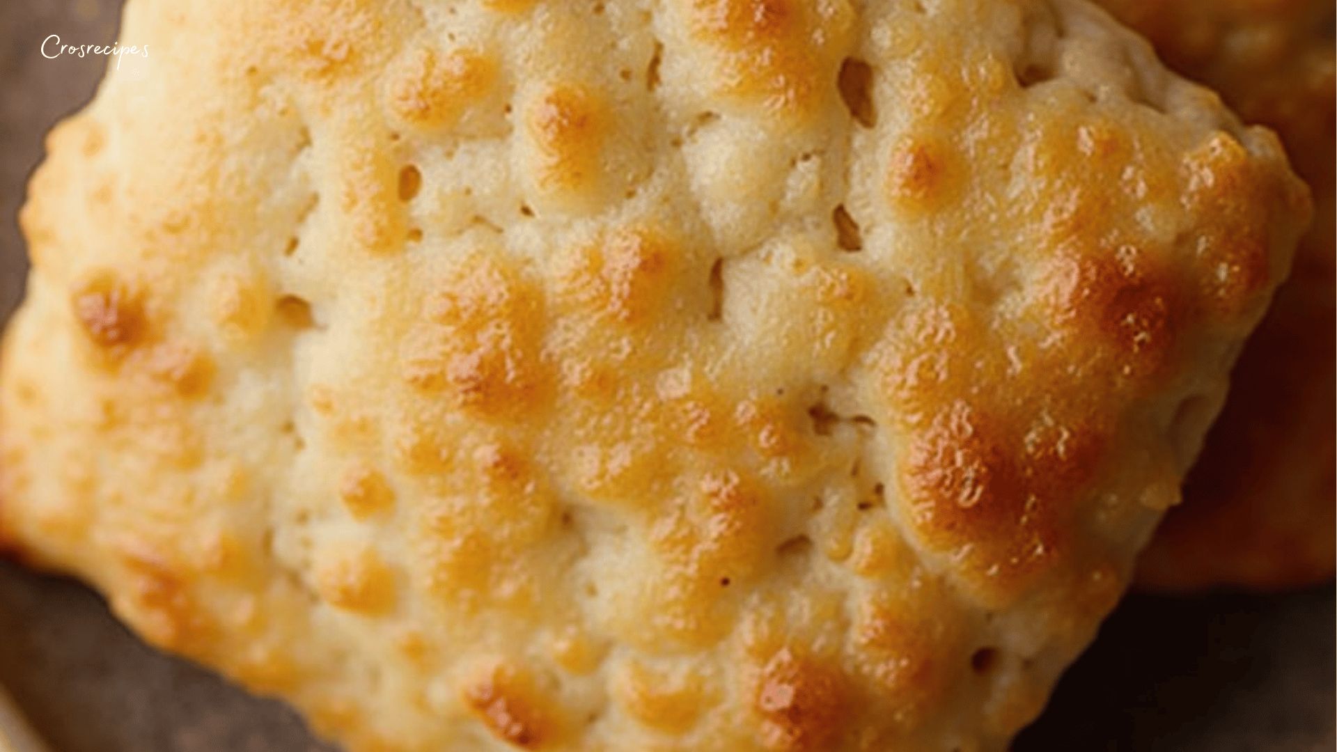 Biscuits apéro à la moutarde et au comté dorés et croustillants prêts à être dégustés.