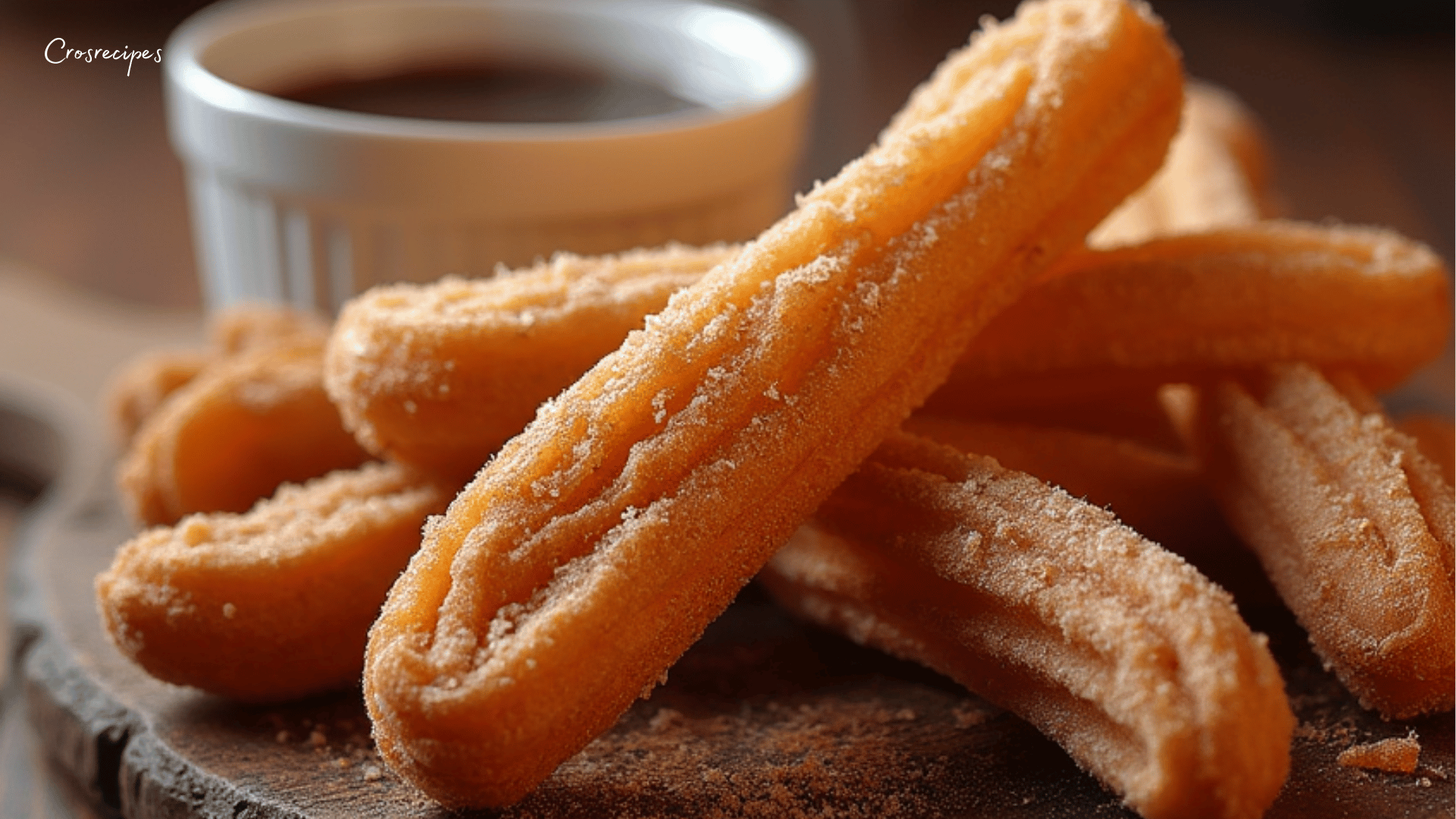 Churros maison croustillants saupoudrés de sucre, prêts à être dégustés.