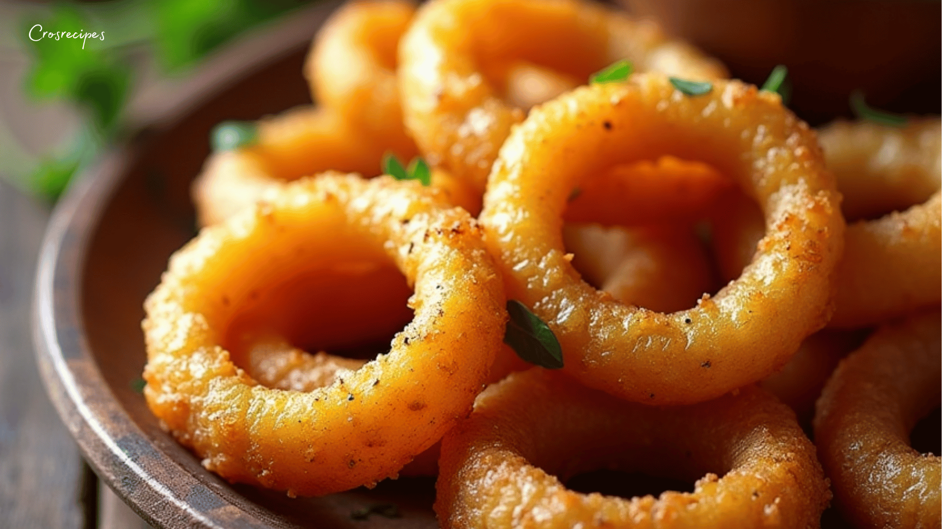 Anneaux de pommes de terre croustillants dorés et délicieux prêts à être dégustés.