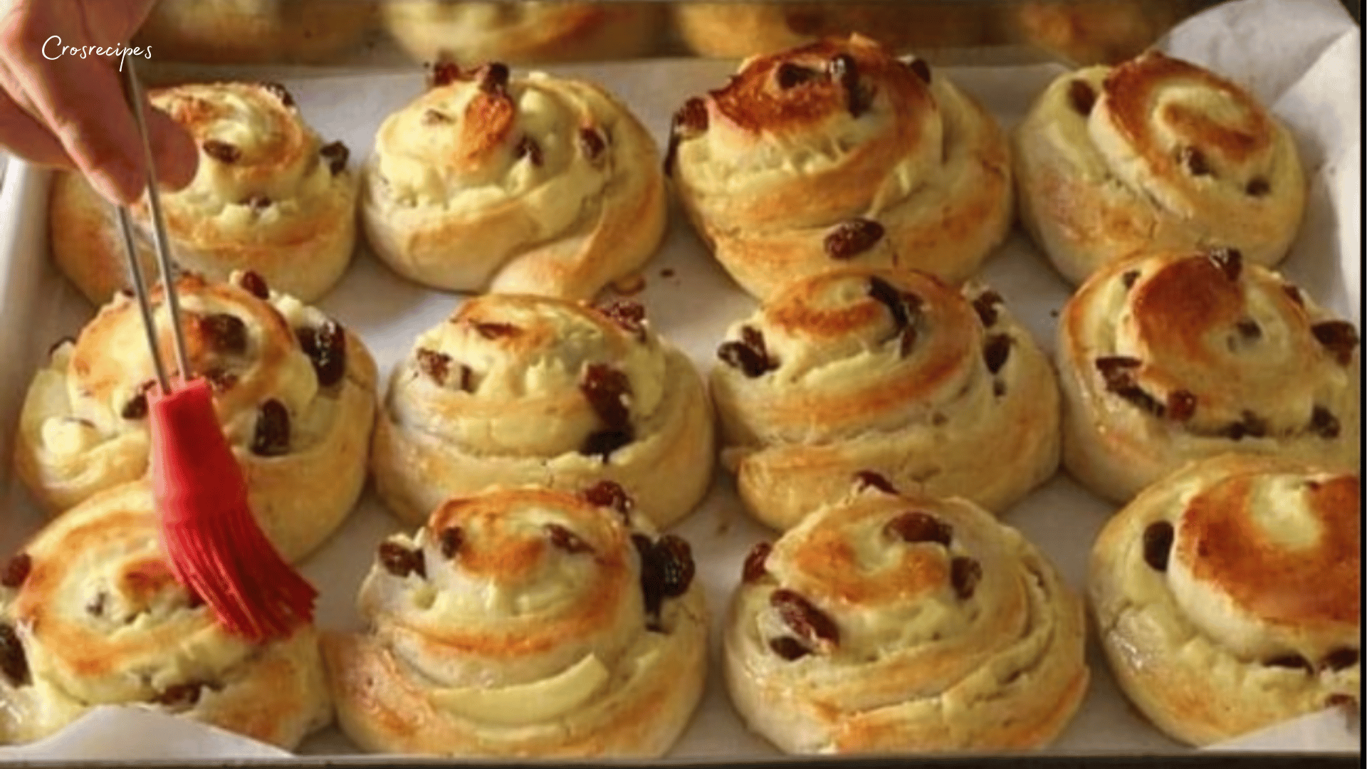 Brioches dorées à la crème pâtissière et raisins secs, parfaites pour le goûter ou le petit-déjeuner.