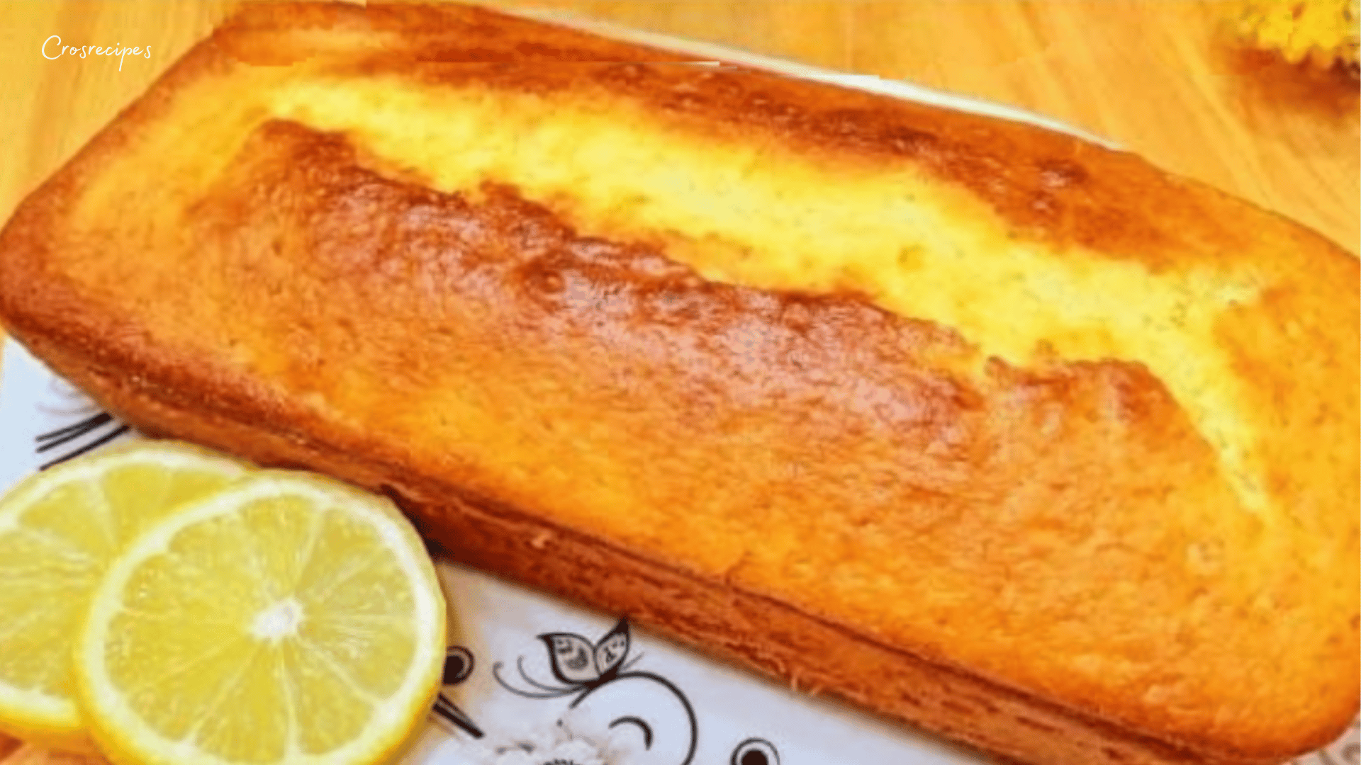 Gâteau au citron moelleux et doré, saupoudré de sucre.