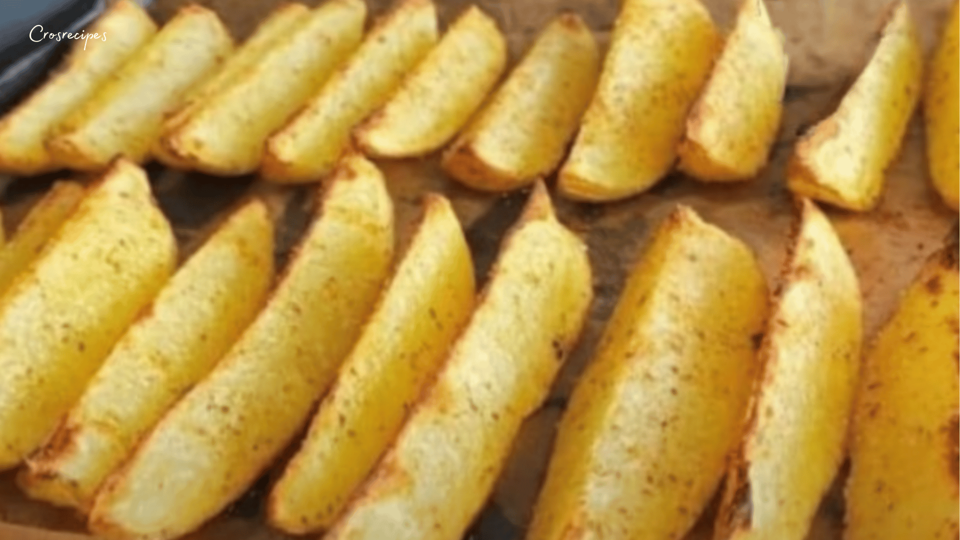 Pommes de terre croustillantes au four dorées et savoureuses sur une plaque de cuisson.