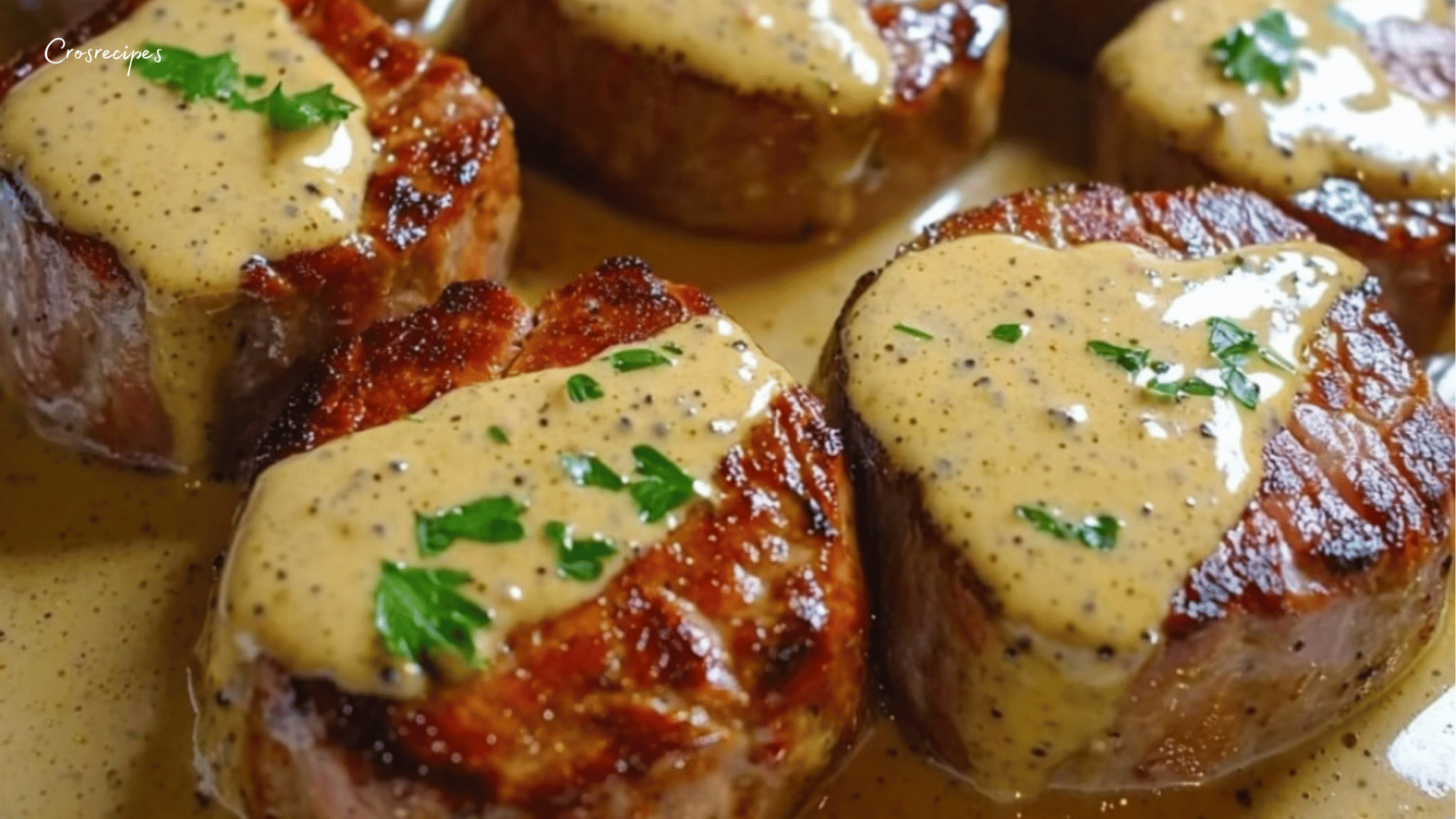 Filet mignon crémeux à la moutarde et au miel servi avec une sauce onctueuse et des légumes de saison.