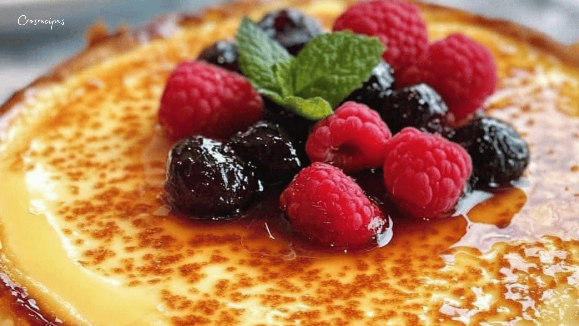 Gâteau au fromage à la crème brûlée avec une croûte dorée et des baies fraîches en décoration.