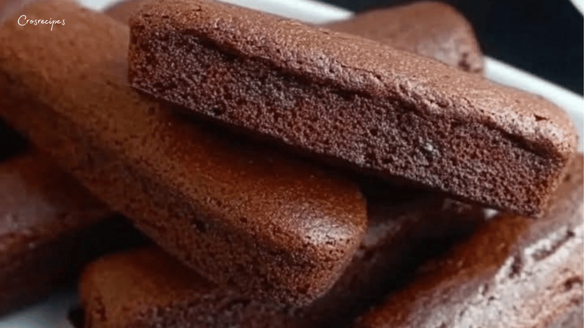 Financiers au chocolat gourmands, dorés et moelleux, posés sur une assiette avec un carré de chocolat.