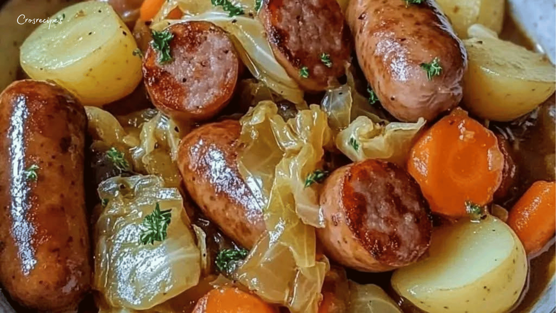 Une potée aux saucisses et légumes servie fumante dans une assiette creuse, garnie de persil frais.