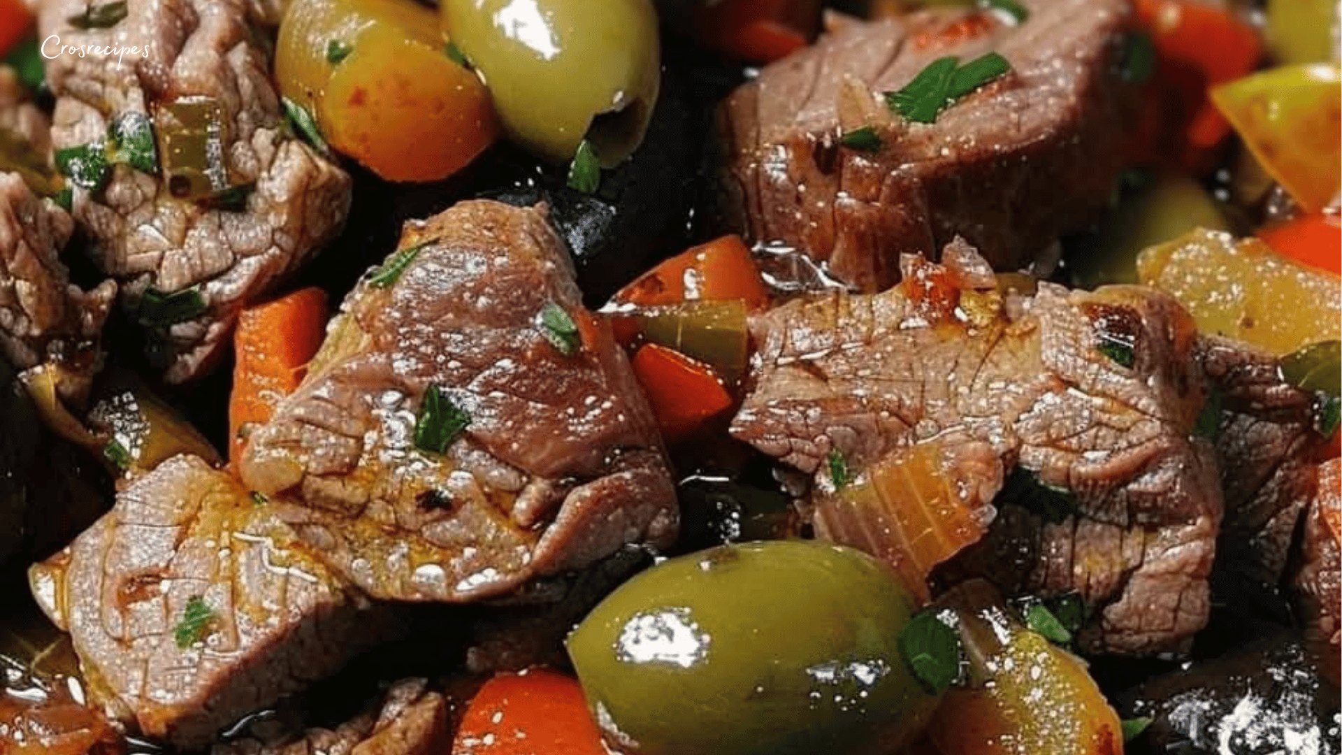 Sauté de veau aux olives vertes dans une cocotte, garni de persil frais.