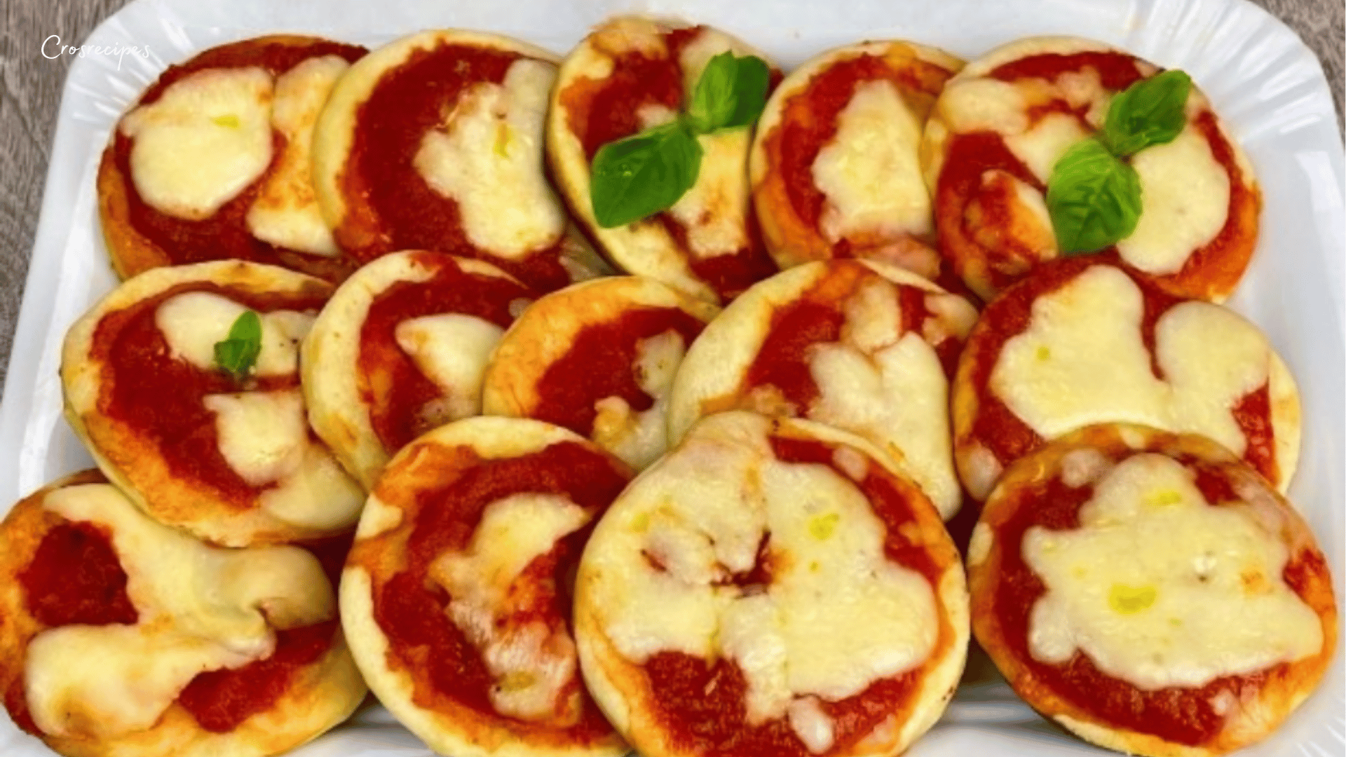 Mini pizzas dorées à la poêle, garnies de sauce tomate et de mozzarella fondue.