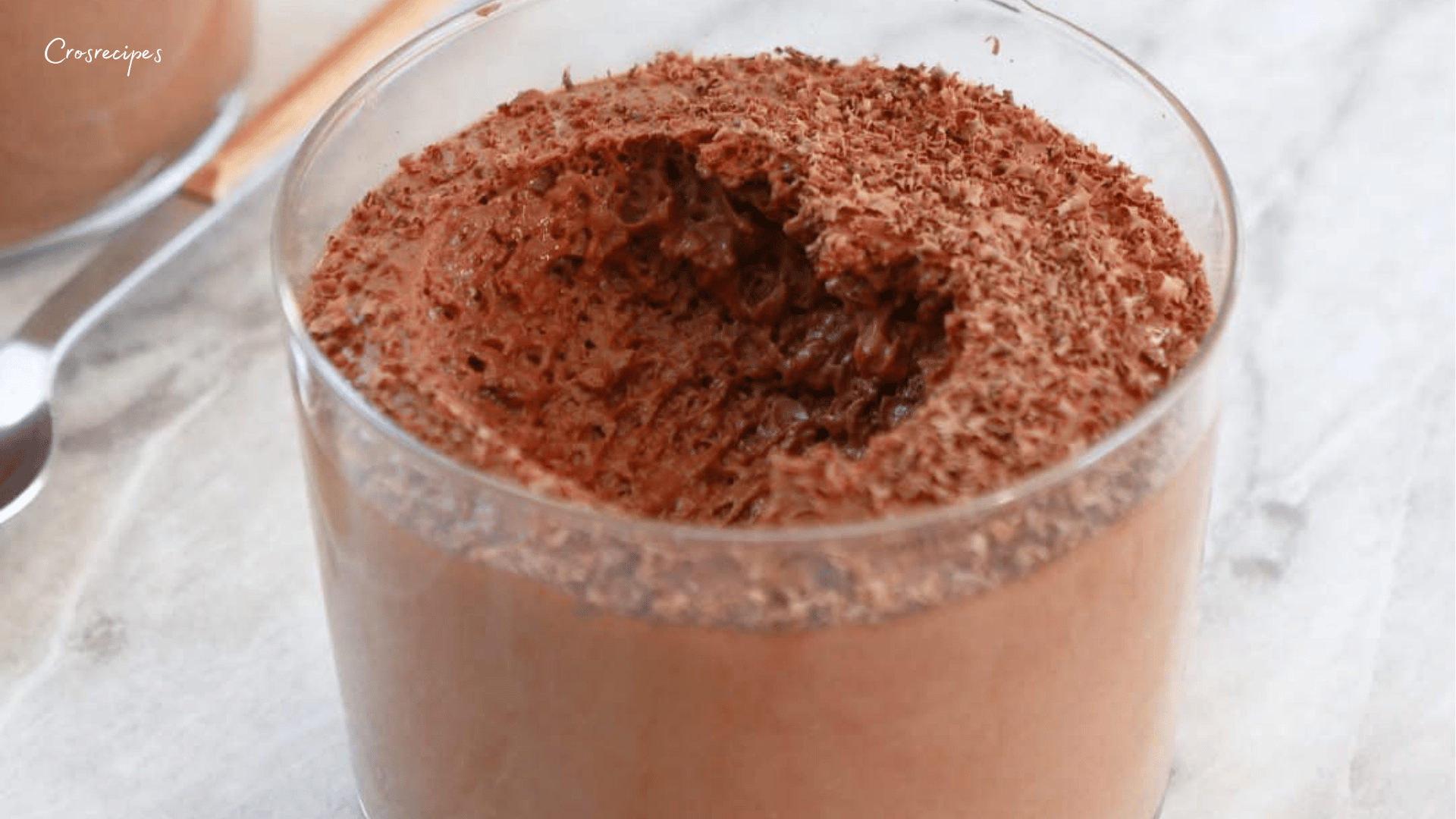 Verrine de mousse mascarpone au chocolat, décorée de cacao et de copeaux de chocolat.