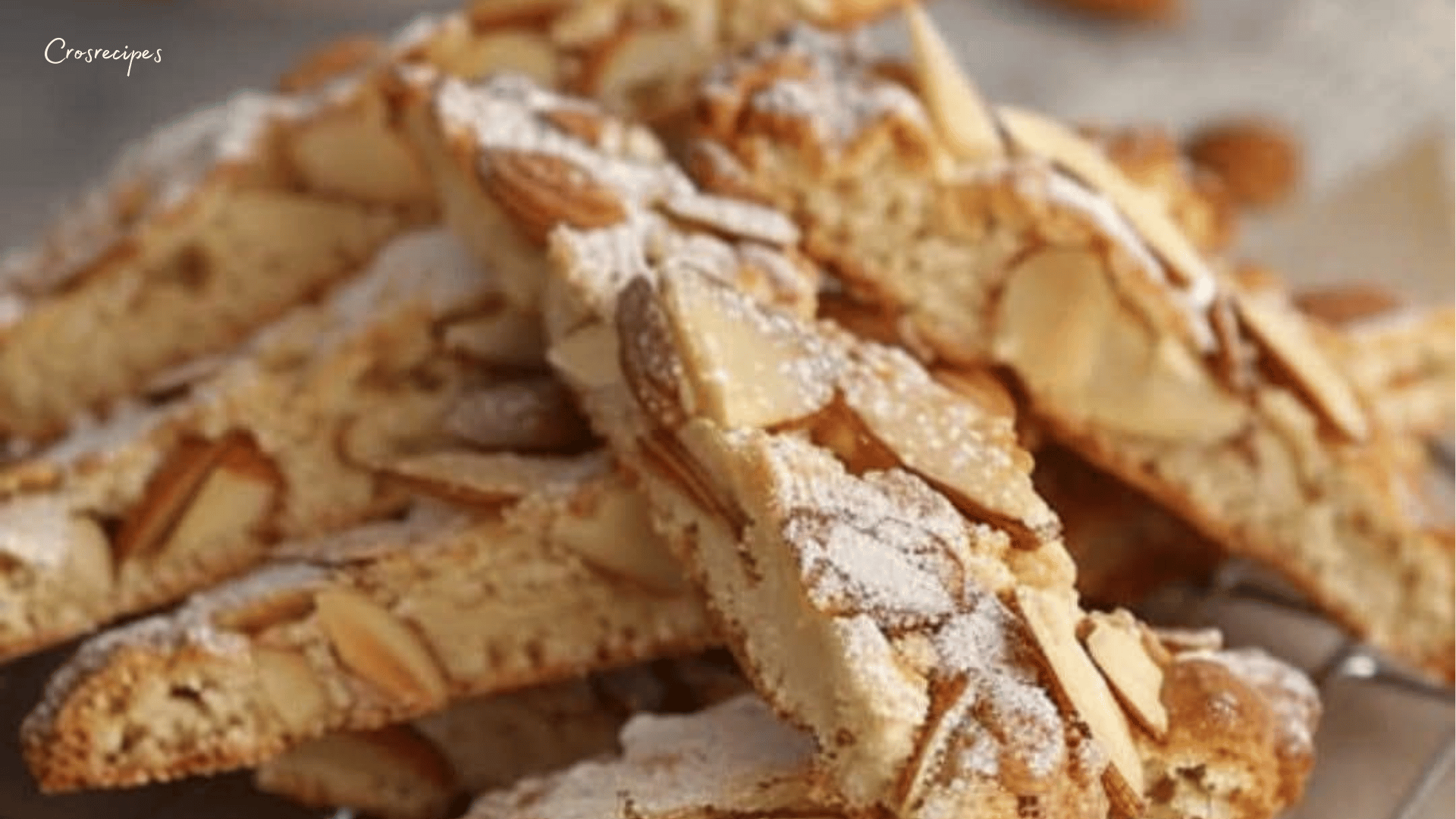 Croquants aux amandes dorés, disposés sur une assiette, prêts à être dégustés.