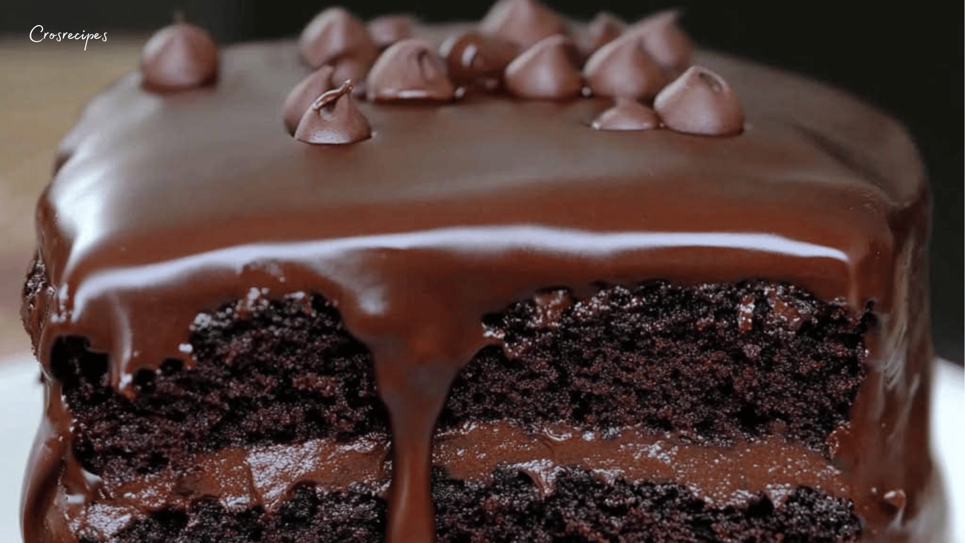 Gâteau au chocolat fondant servi avec des pépites de chocolat et une texture moelleuse au centre.