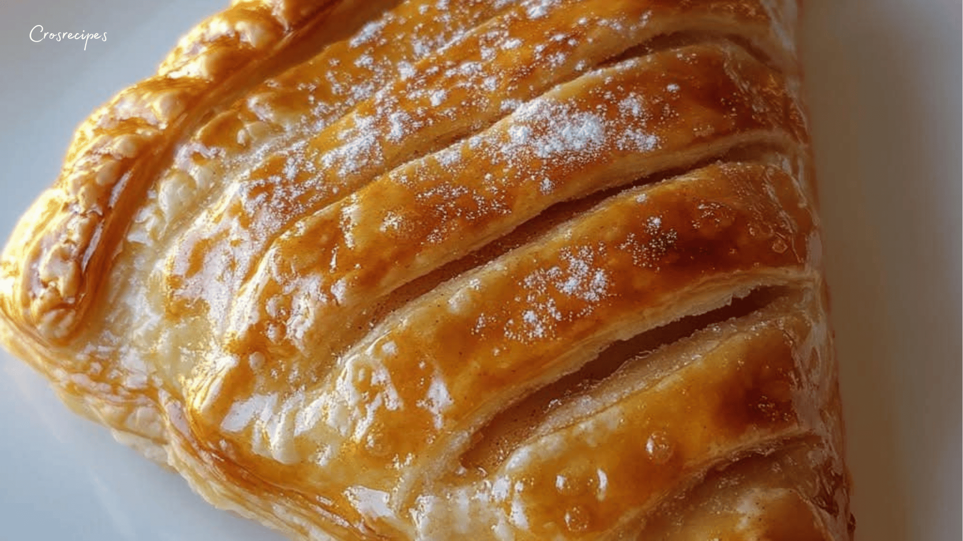 Chaussons aux pommes dorés et croustillants, posés sur une assiette, avec une garniture de pommes fondantes.