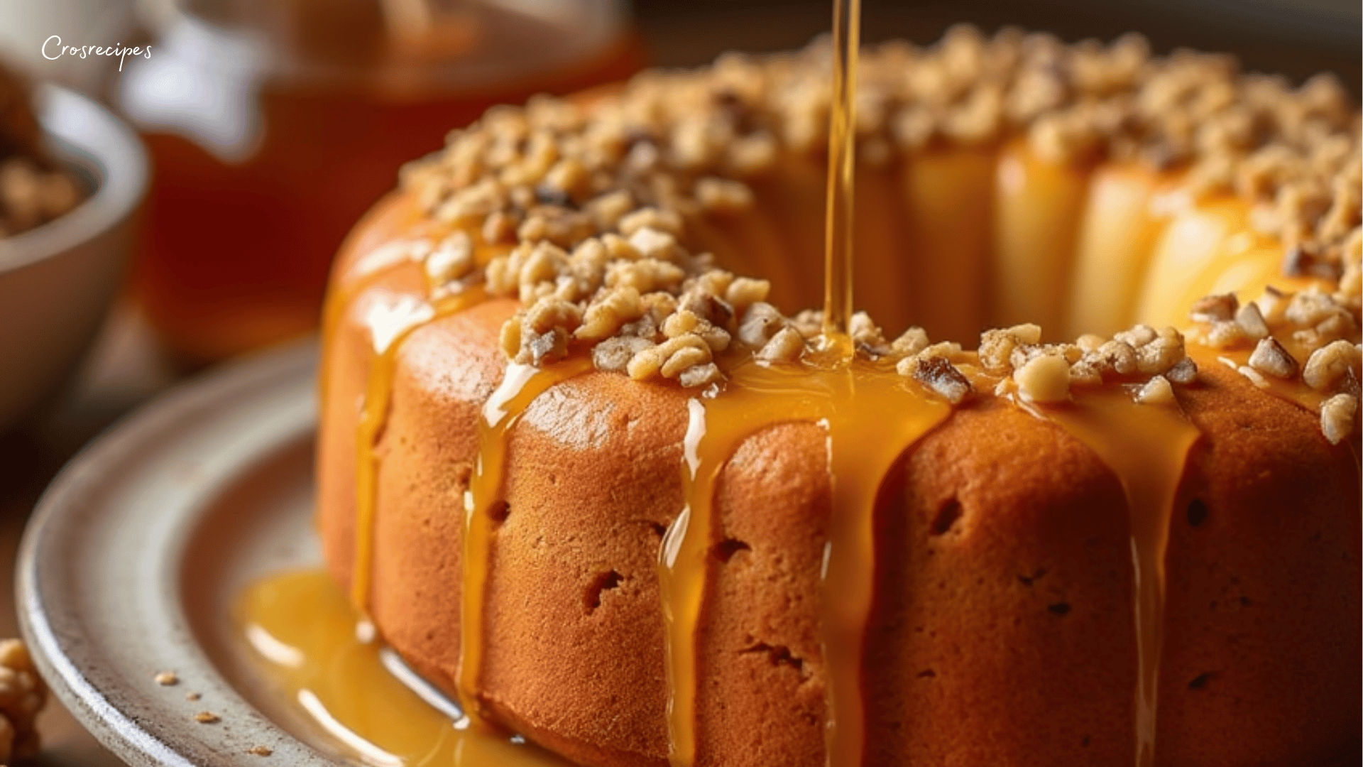 Gâteau aux noix et au miel doré, garni d’un filet de miel et de noix entières.