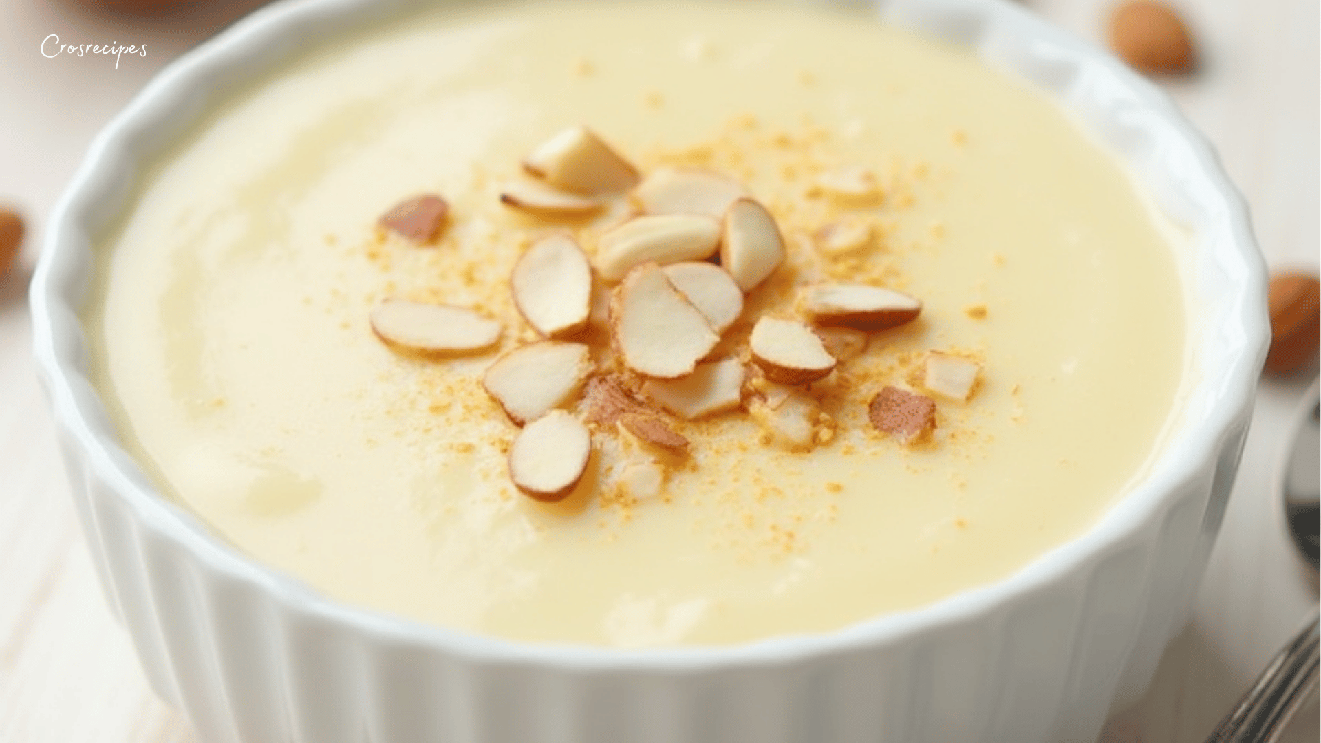 Un bol rempli de crème d'amandes onctueuse, prête à être utilisée pour garnir une tarte ou une galette des rois.