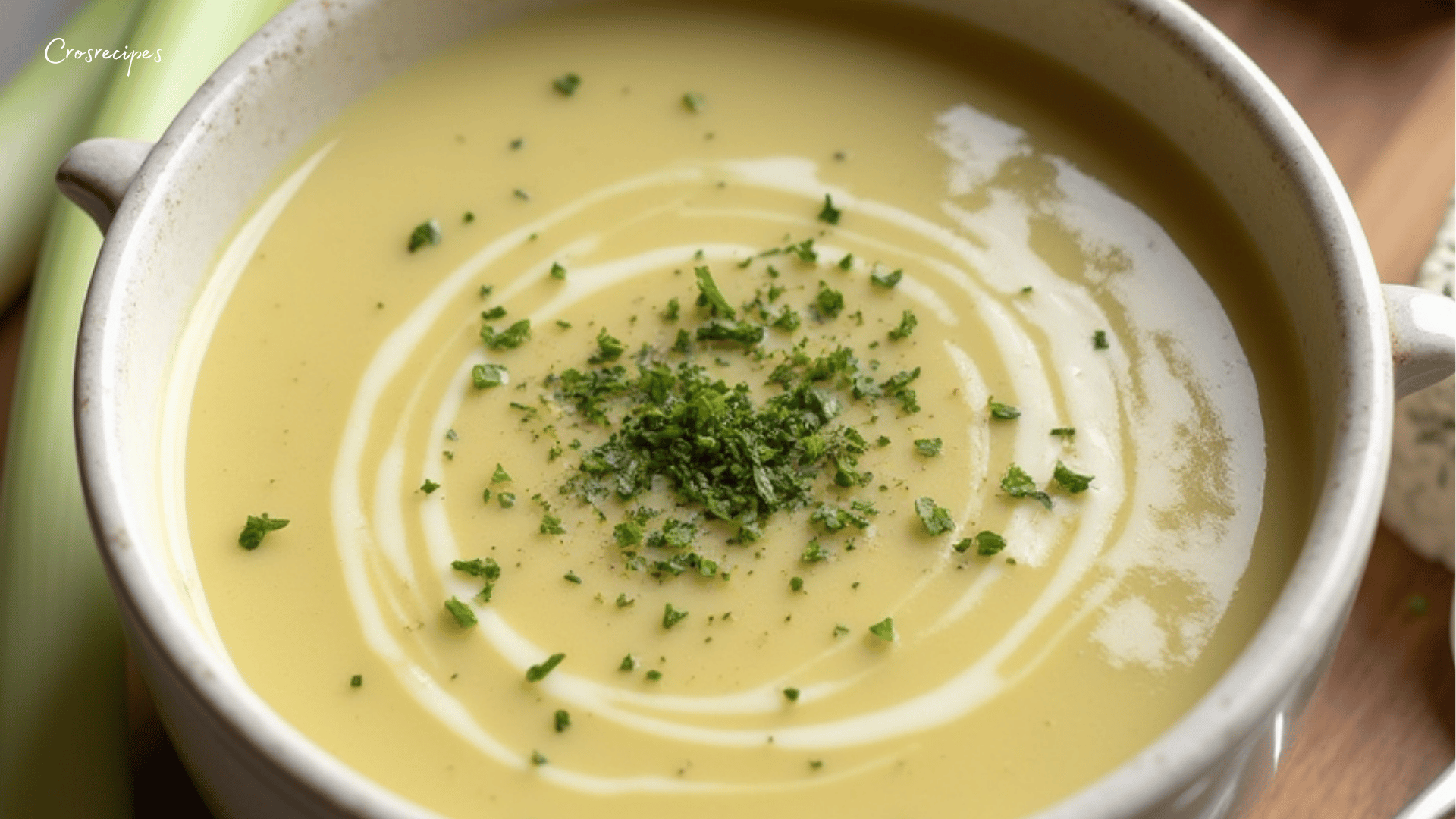 Une soupe crémeuse de poireaux garnie de croûtons dorés et d’une touche d’herbes fraîches, servie dans un bol rustique.