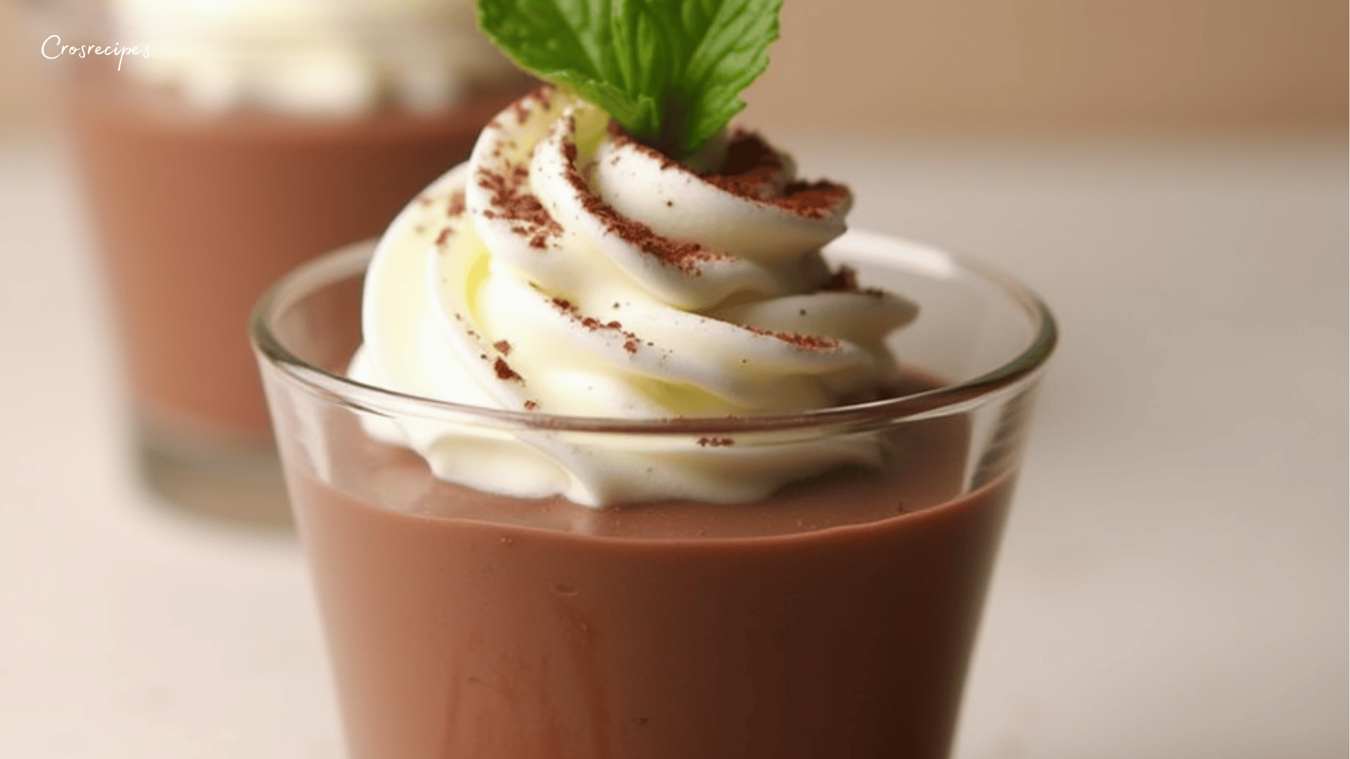 Verrine de mousse au chocolat à la mascarpone décorée de copeaux de chocolat noir et d'une pincée de fleur de sel.