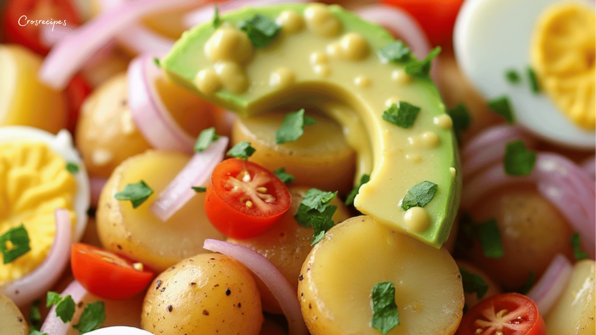 Une assiette de salade de pommes de terre colorée, garnie de persil frais et d'œufs durs, servie dans un saladier rustique.