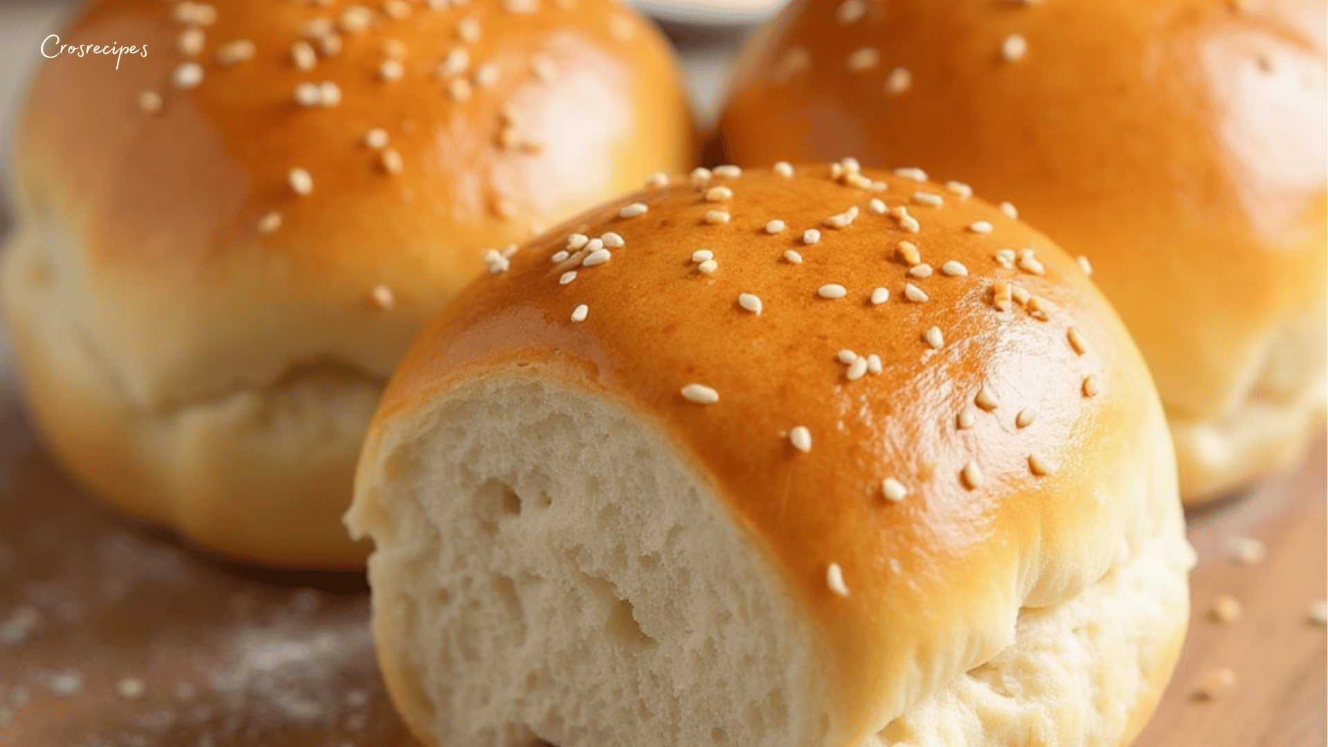 Pains pour burger dorés et saupoudrés de graines de sésame, prêts à être garnis pour un repas fait maison.