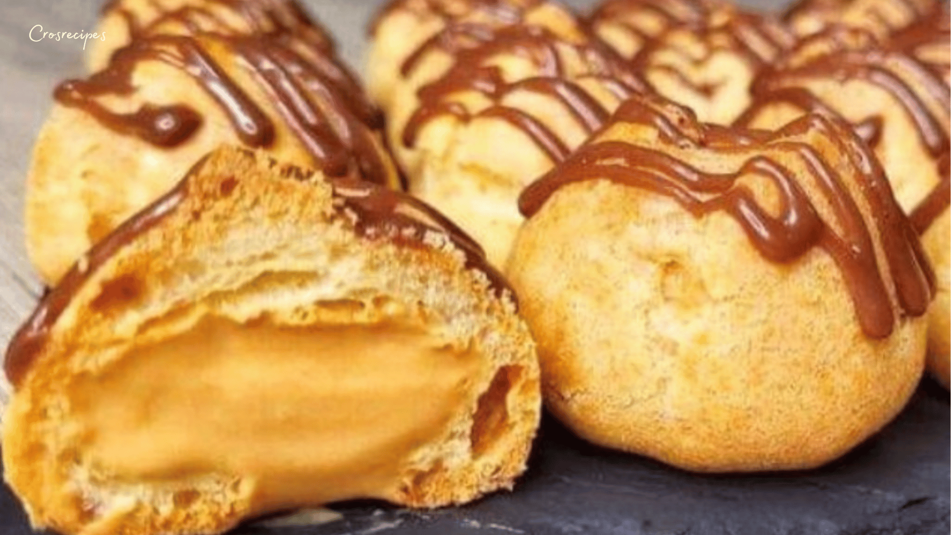 Des choux dorés et moelleux, garnis d'une crème caramel légère et surmontés d'un glaçage brillant au chocolat.