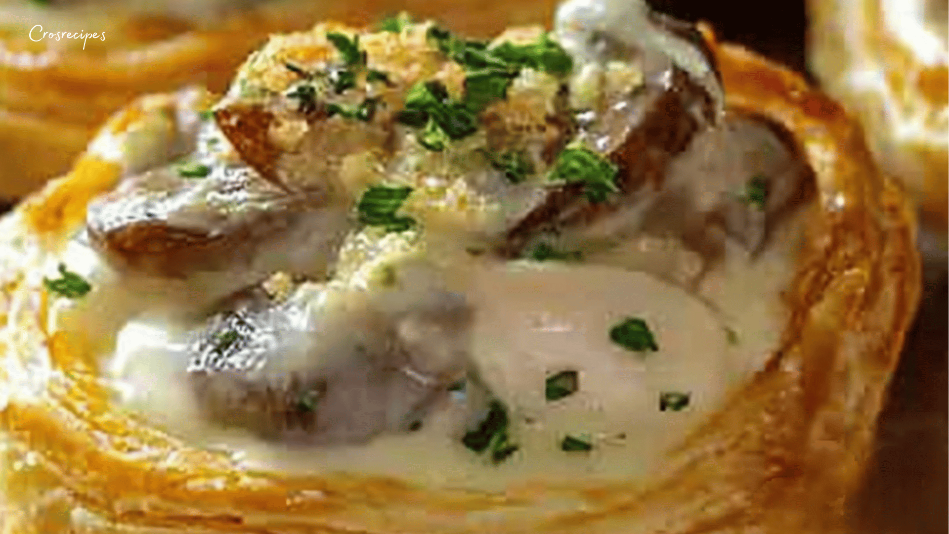 Vol-au-vent dorés garnis d'une sauce crémeuse au poulet et champignons, servis avec persil frais.