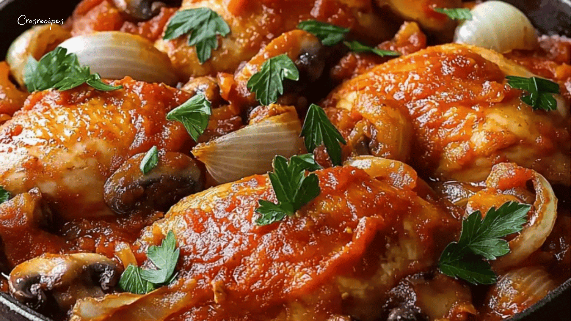 Poulet doré accompagné d'une sauce tomate onctueuse, de champignons et de légumes, présenté avec une touche de persil frais.