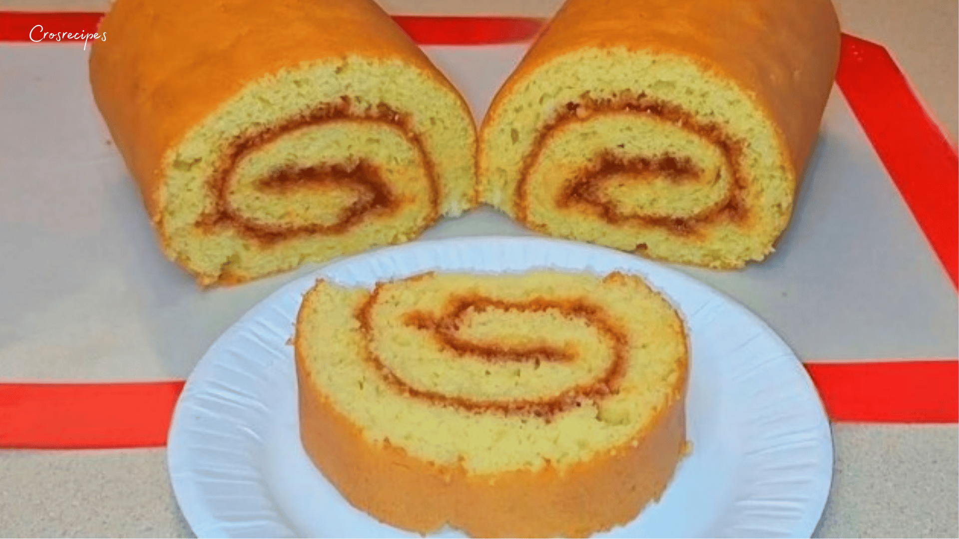 Pain de Gypsy moelleux roulé avec confiture et saupoudré de sucre glace.