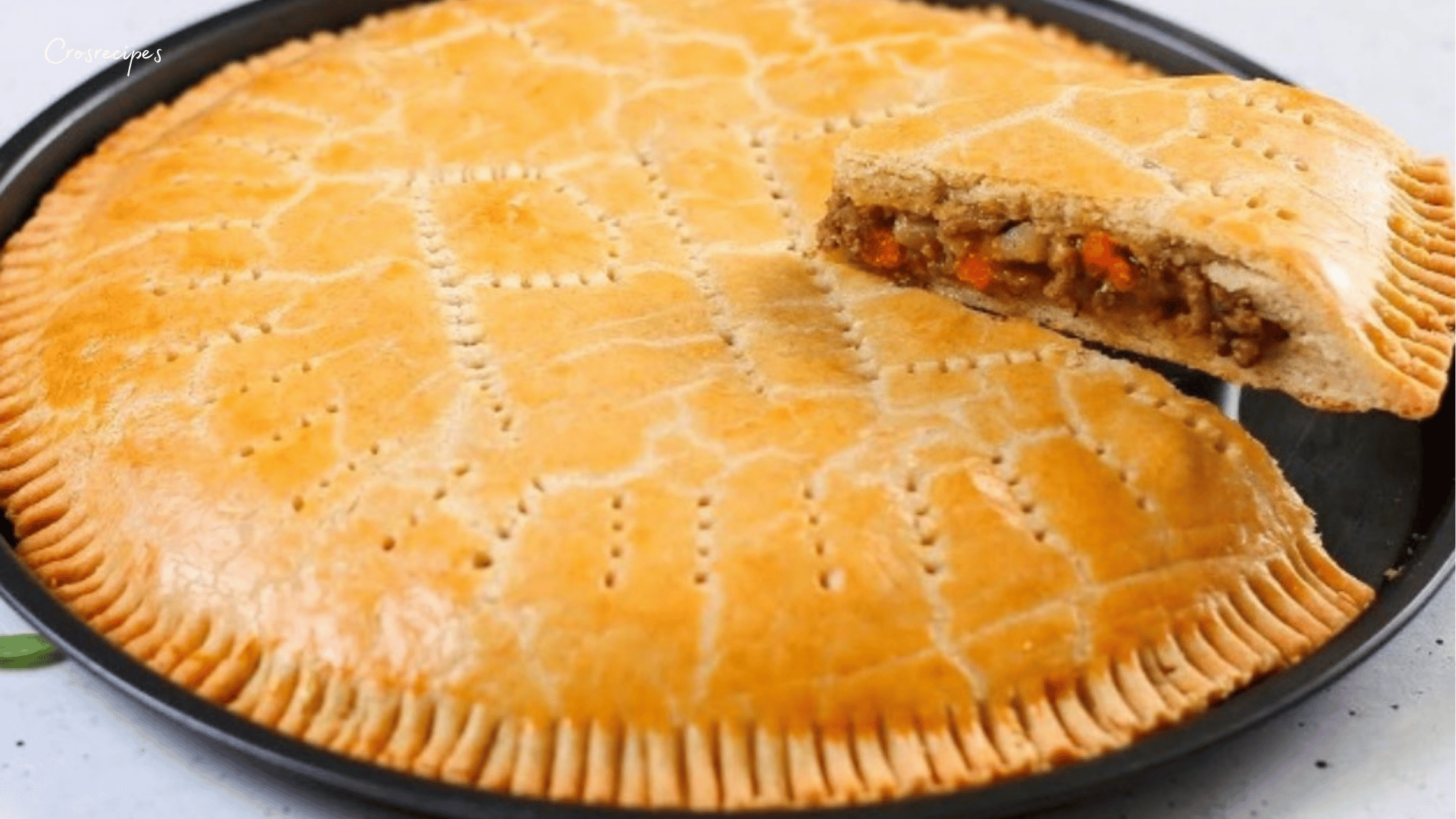 Tarte à la viande dorée et croustillante, prête à être dégustée.