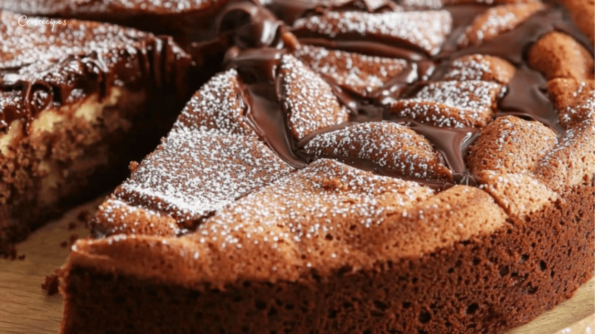 Gâteau moelleux au yaourt et chocolat, nappé de glaçage brillant et décoré de pépites.