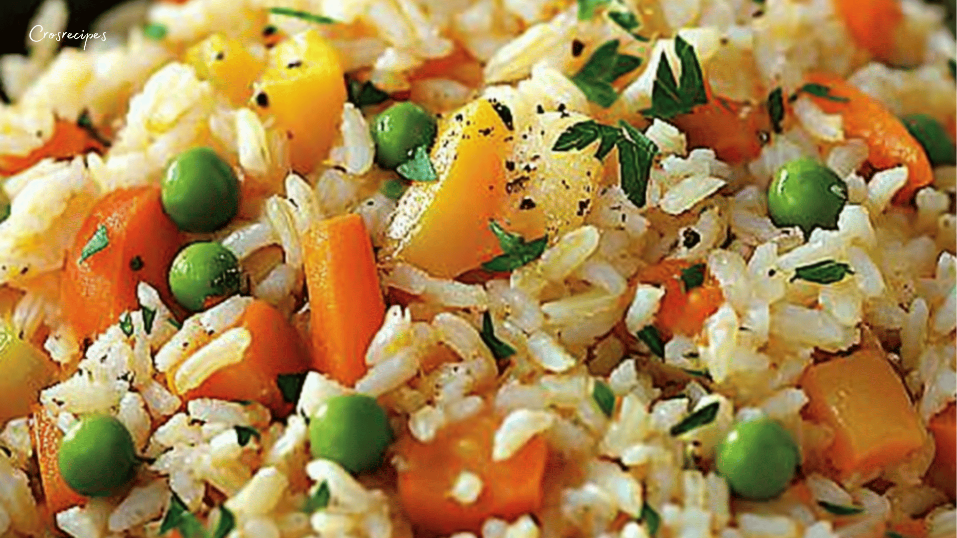 Assiette de riz aux légumes méditerranéens colorés, garnie d’herbes fraîches.