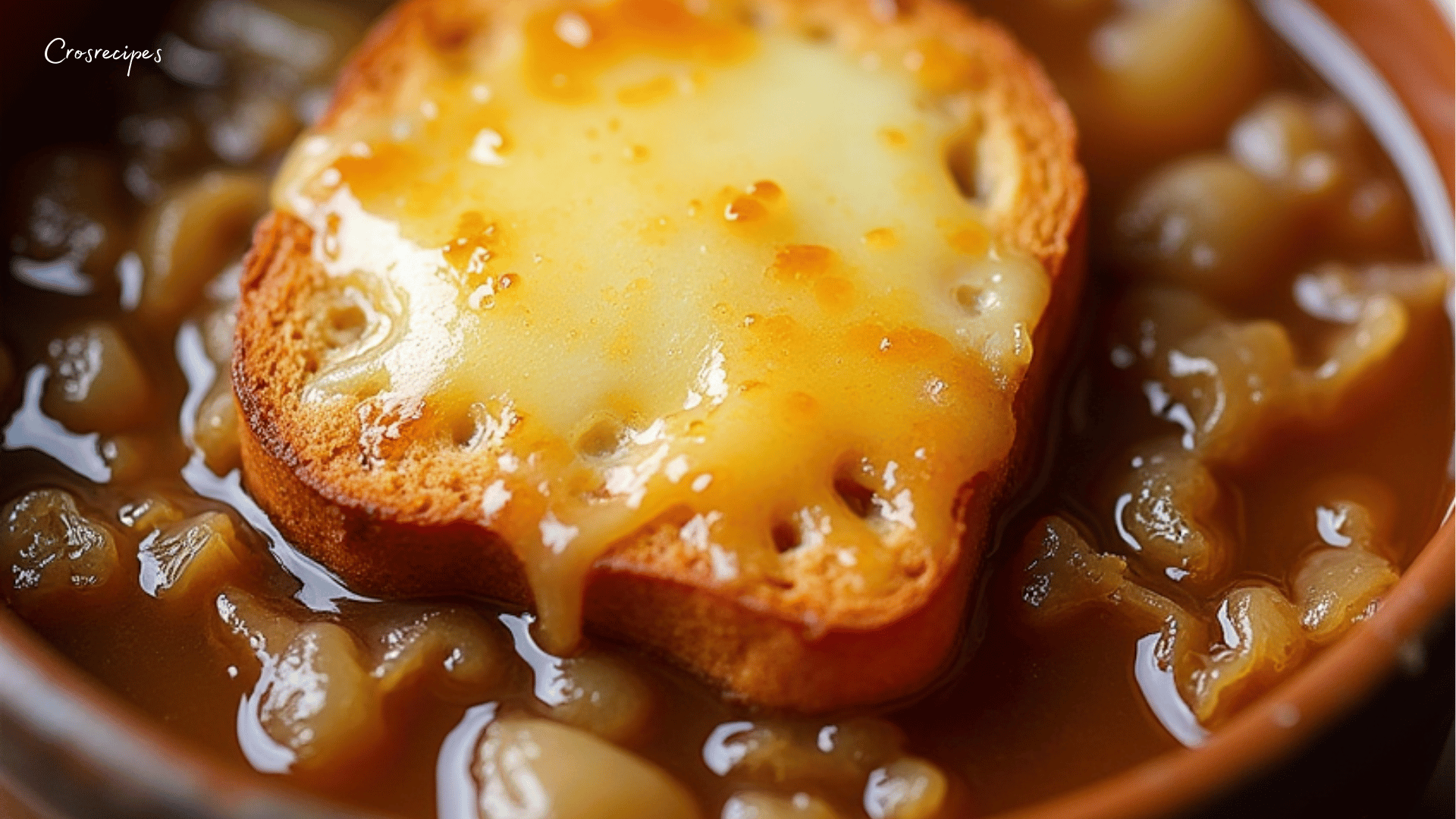 Bol de soupe à l’oignon fumante avec croûtons gratinés au fromage sur le dessus.