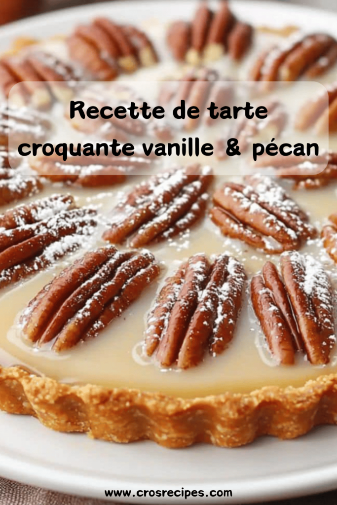 Tarte croquante vanille & pécan avec une ganache montée aérienne et un croustillant praliné, décorée d’éclats de noix de pécan et de praliné.