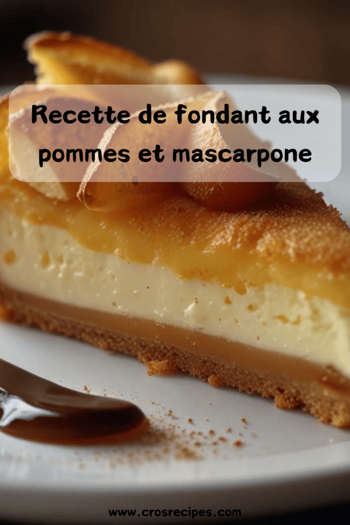 Gâteau fondant aux pommes et mascarpone, doré et moelleux, avec des morceaux de pommes fondants, présenté sur une assiette.