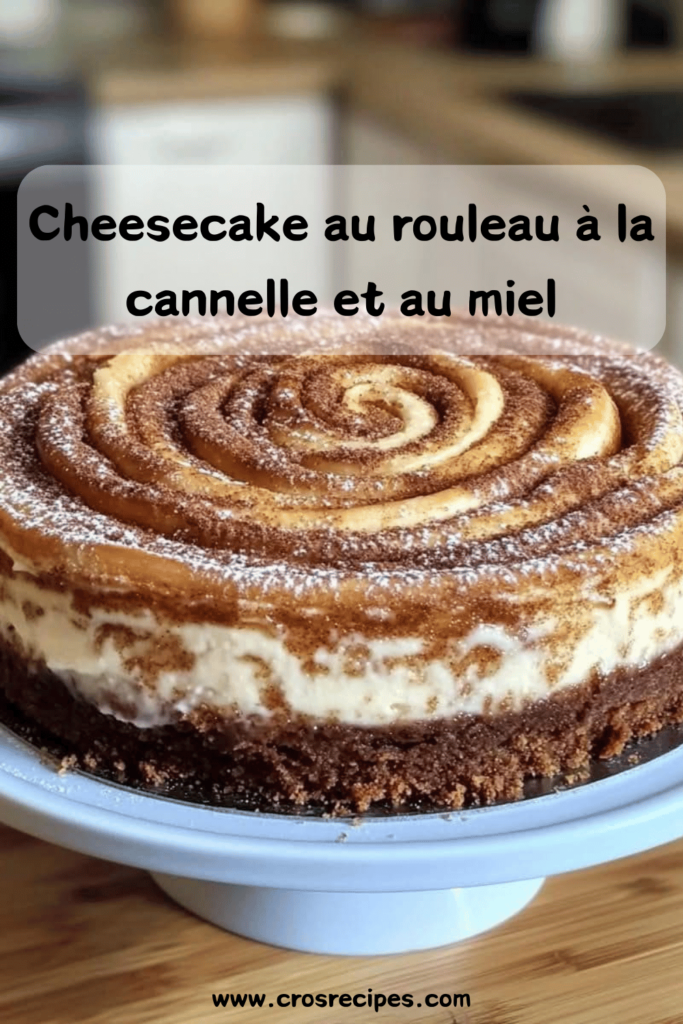 Cheesecake crémeux garni de morceaux de roulés à la cannelle dorés, nappé d’un sirop de miel brillant, servi sur une assiette.