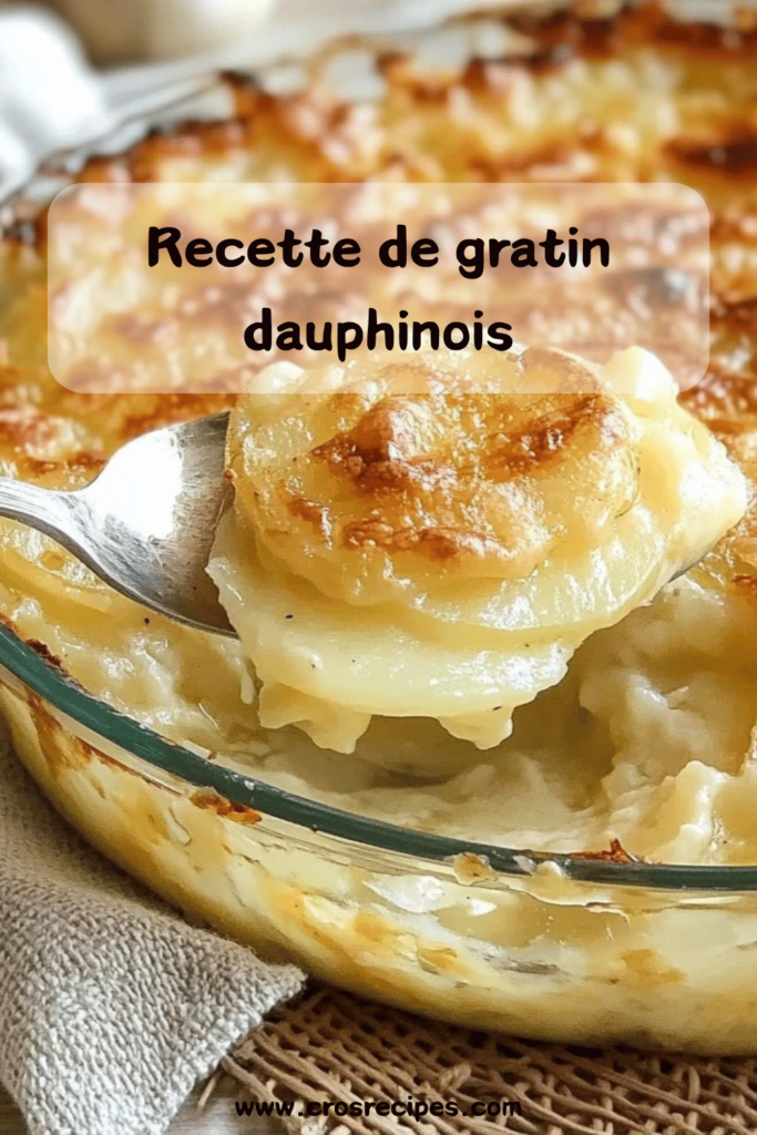 Gratin dauphinois doré et fondant, servi dans un plat en céramique avec une belle croûte dorée.