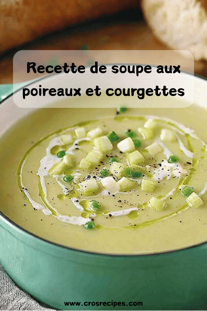 Bol de soupe crémeuse aux poireaux et courgettes, avec une touche de Boursin, accompagné de croûtons dorés.