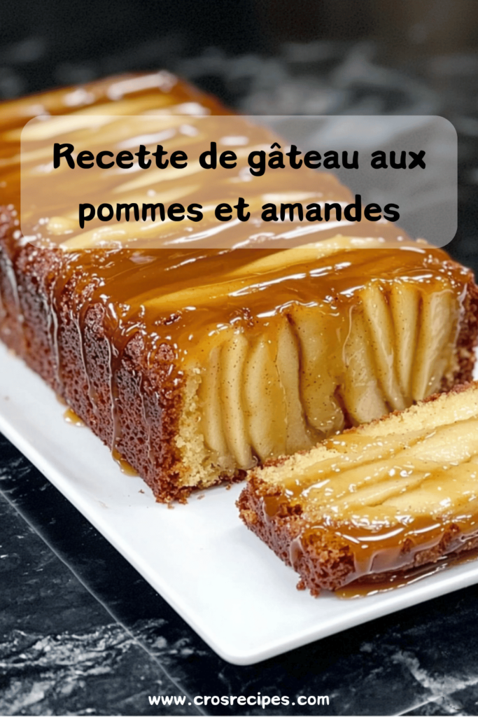 Gâteau moelleux aux pommes et amandes effilées, doré et fondant, servi sur une assiette avec un filet de miel.