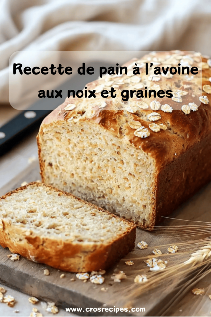 Pain moelleux à l’avoine, parsemé de noix et de graines, tranché et servi avec du miel et des fruits.