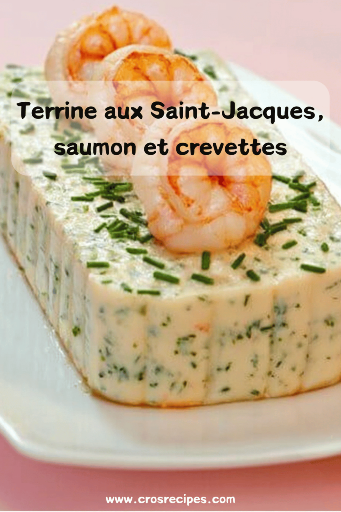 Terrine aux Saint-Jacques, saumon et crevettes, tranchée et servie sur une assiette avec une salade verte et une sauce au citron.