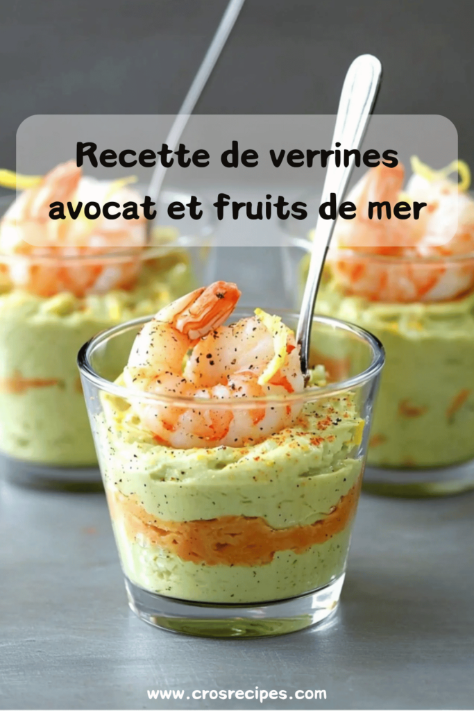 Verrines colorées avec une couche de crème d’avocat, une garniture au crabe et fromage frais, surmontées de crevettes entières et d’une pincée de paprika.