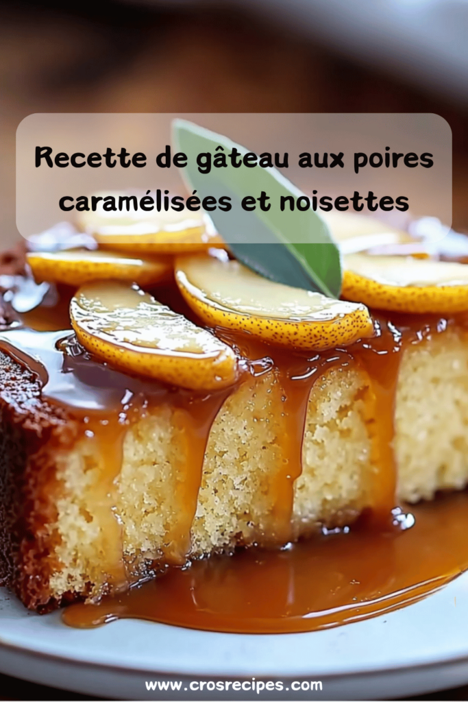 Gâteau renversé aux poires caramélisées, avec une pâte dorée aux noisettes, servi sur un plat avec un filet de caramel au beurre salé et des éclats de noisettes grillées.