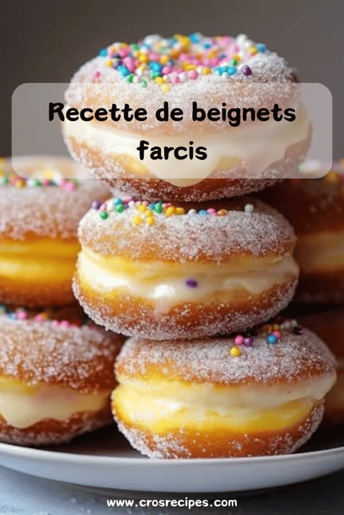 Beignets dorés et moelleux, garnis d’une crème onctueuse à la vanille, saupoudrés de sucre et de cannelle, présentés sur une assiette.