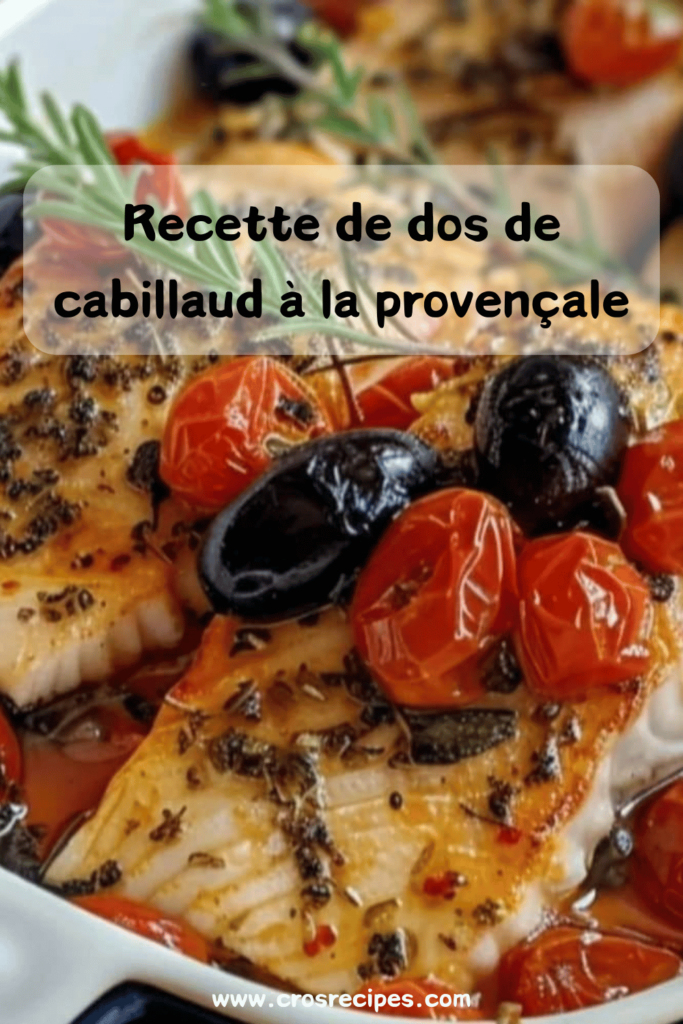 Dos de cabillaud cuit au four avec tomates cerises et olives, servi dans un plat avec un filet d'huile d'olive.