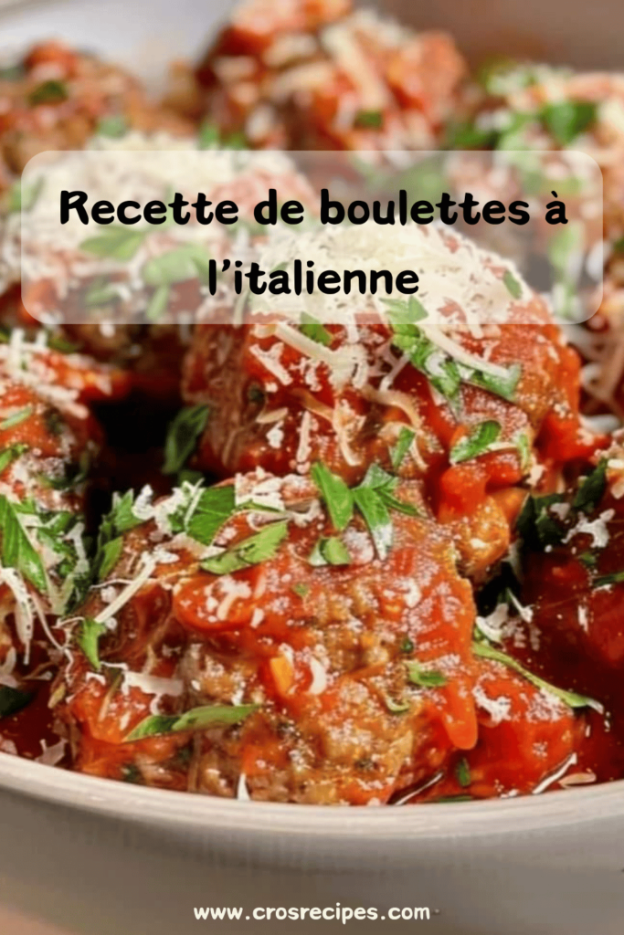 Boulettes à l’italienne servies avec une sauce tomate onctueuse et garnies de parmesan râpé.