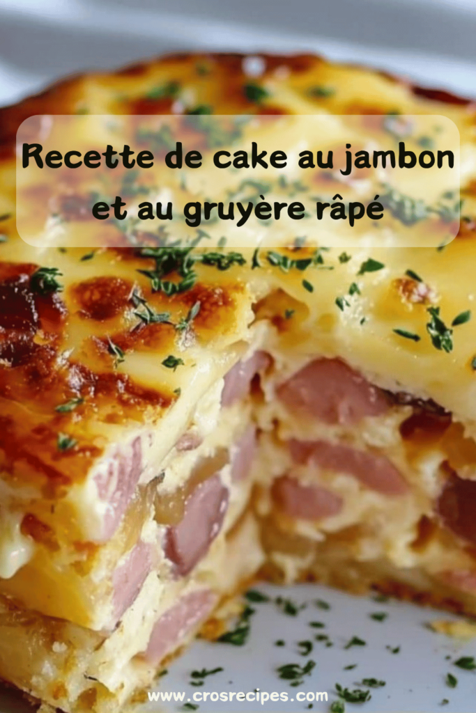 Cake au jambon et au gruyère râpé, doré et moelleux, coupé en tranches et servi sur une planche en bois.