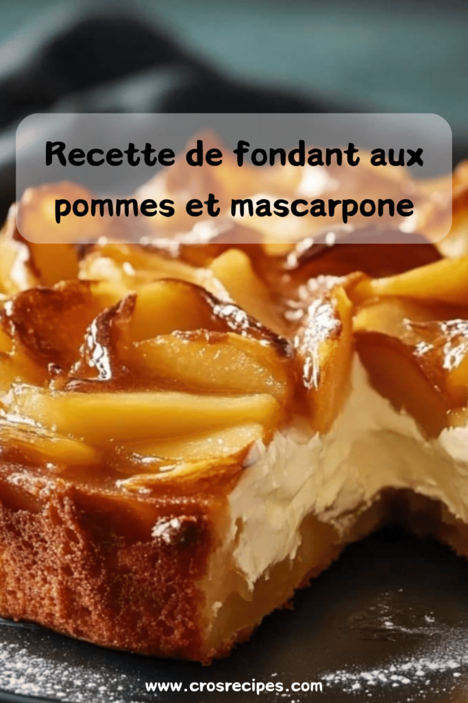 Fondant aux pommes et mascarpone, saupoudré de sucre glace et servi en parts sur une assiette.